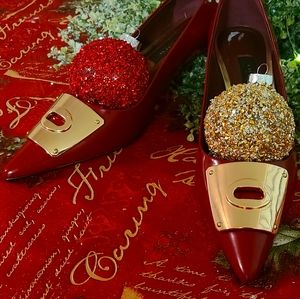 Coach pumps with a kitten heel